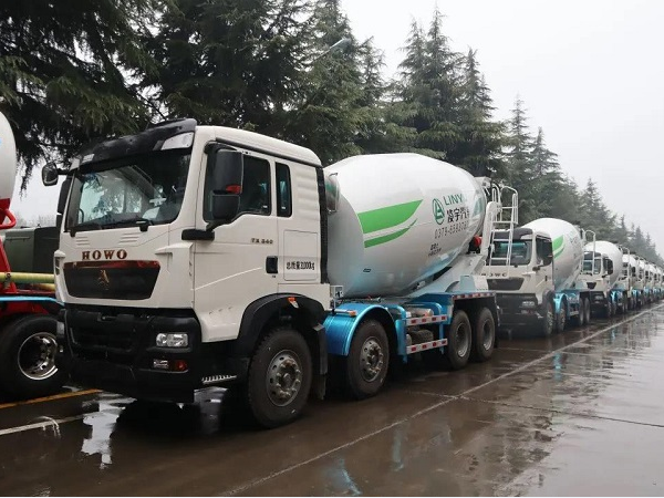 春雨濛濛，氣勢如虹！凌宇攪拌車震撼發(fā)車！